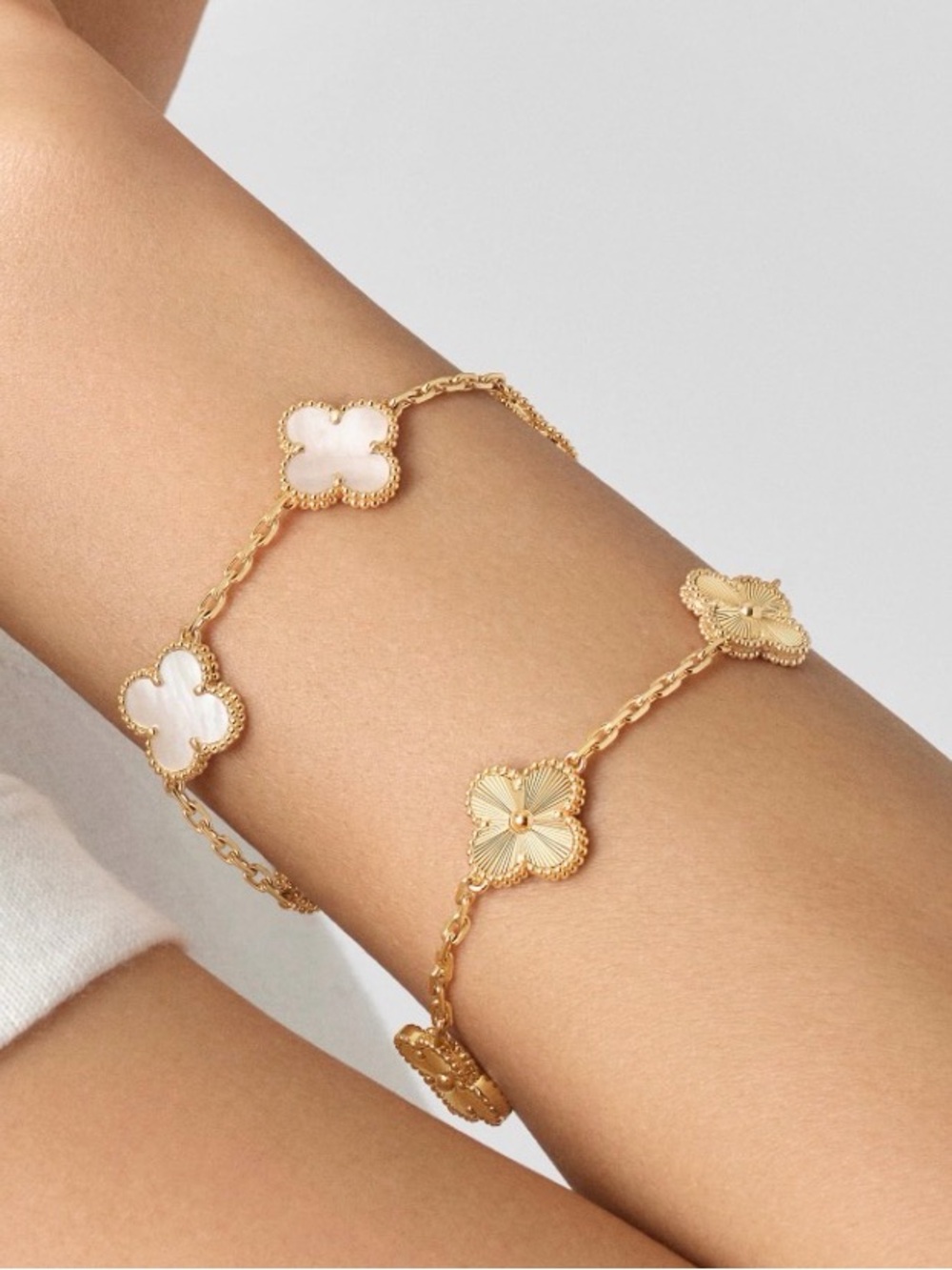 Gold Four-Flower Chain Bracelet - Elegant Women's Jewelry - Picture 11 of 11